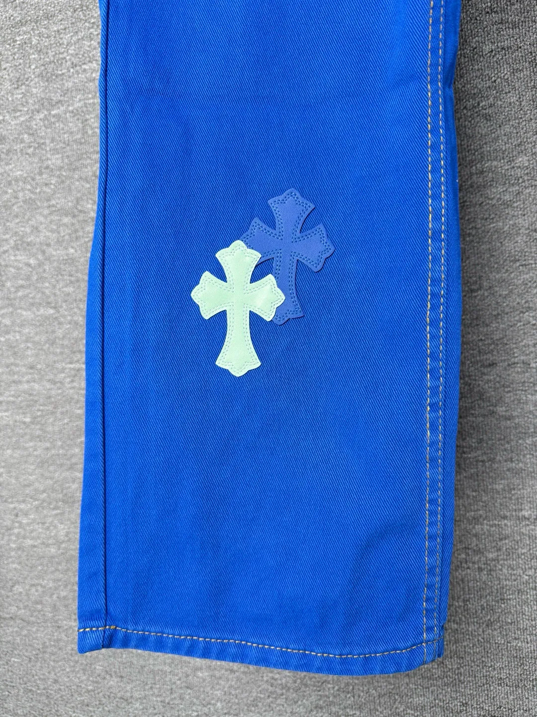 P270 💰 (Top version) Chrome hearts | ch Chrome hearts London limited dopamine blue leather jeans - charming dopamine personality jeans, indispensable for fashionistas, the same style for celebrities, and one touted by many bloggers. This new pair of pants is perfect in terms of shape and upper body. It is no exaggeration to say that making a pair of jeans is equivalent to the time of making 20 short-sleeved jeans. The fabric is made of high-quality imported denim. It has a unique high-end texture. I am very satisfied with it after washing and proofing several times. Color: dopamine blue Size: 28-30-32-34 (corresponds to S-M-L-XL)